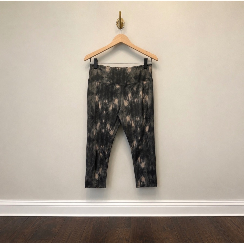 Kyodan Black and Gray Tie-Dye Capri Leggings